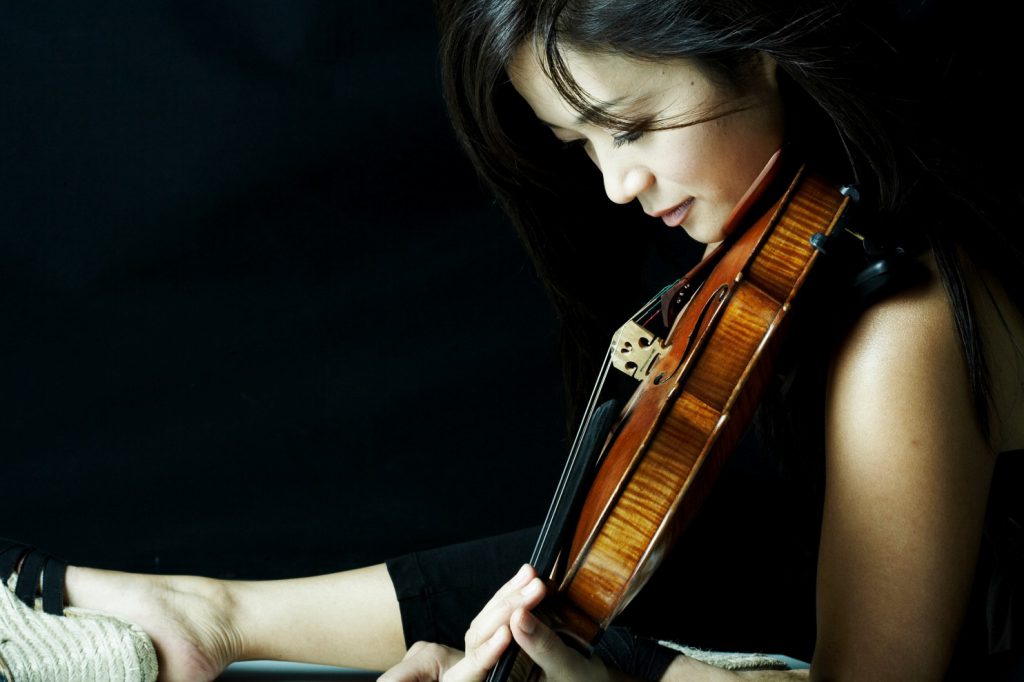 Chee-Yun sitting and play Violin. (Youngho Kang)