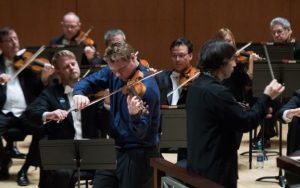 David Coucheron play solo i Violin Consert, Julius Conus. (credit: Jeff Roffmasn)