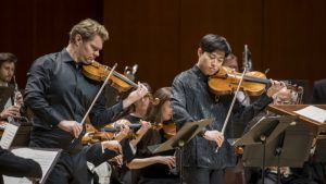 Coucheron og Shi stråler i Mozart med sine fioliner