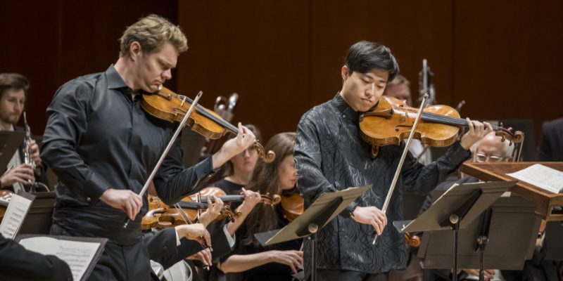 Coucheron og Shi stråler i Mozart med sine fioliner