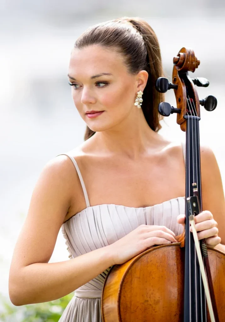 Portrett av Sandra Lied Haga med sin cello